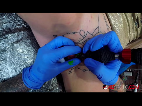 ❤️ Estremamente tatuato hottie Sully Savage ottenuto un tatuaggio sul suo clitoride Slutsal it.tukifporno.ru ❌