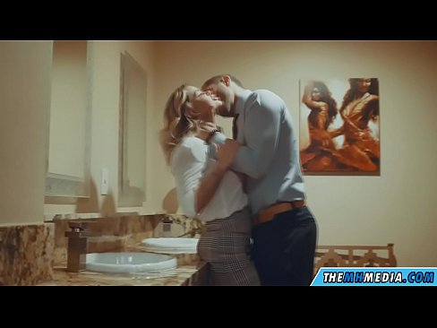 ❤️ Quando una bionda formosa ti seduce in un bagno pubblico Slutsal it.tukifporno.ru ❌